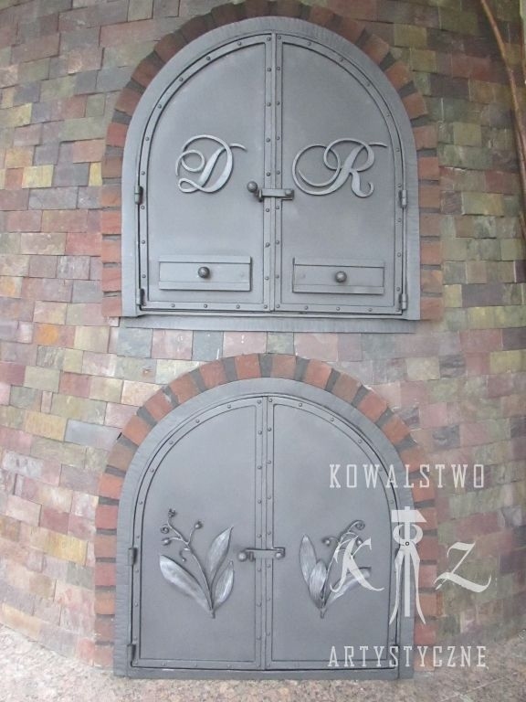Zdobione metalowe drzwi