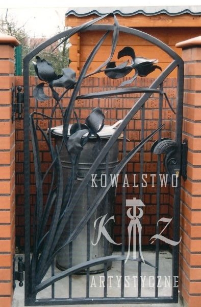 Ozdobna furtka ogrodowa z irysami wykonana w Olsztynie, metaloplastyka, ręcznie kute, irysy z metalu