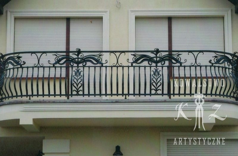 Secesyjny balkon z ozdobnymi elementami roślinnymi