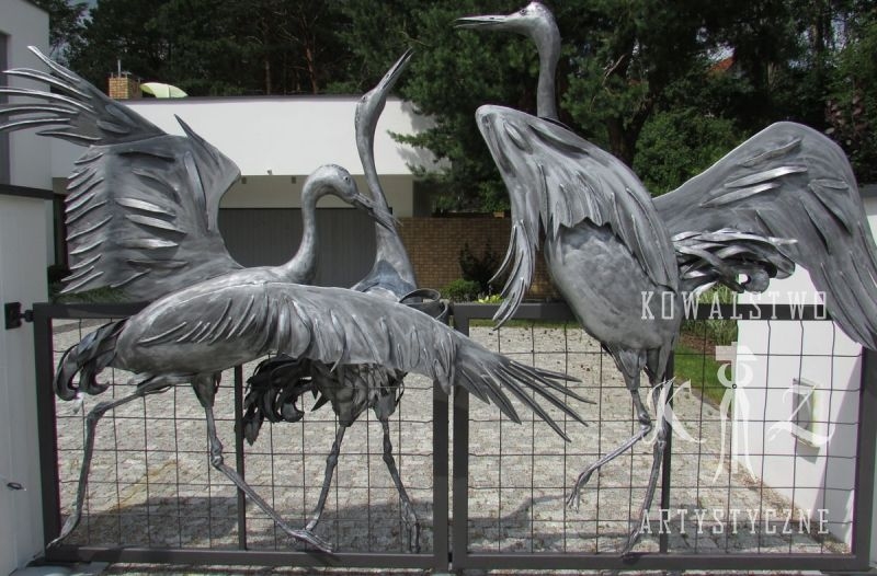 Bardzo odważny projekt kutej bramy wjazdowej wykonanej w Olsztynie, żurawie, metaloplastyka, brama wjazdowa, ptaki z metalu, metalowe żurawie