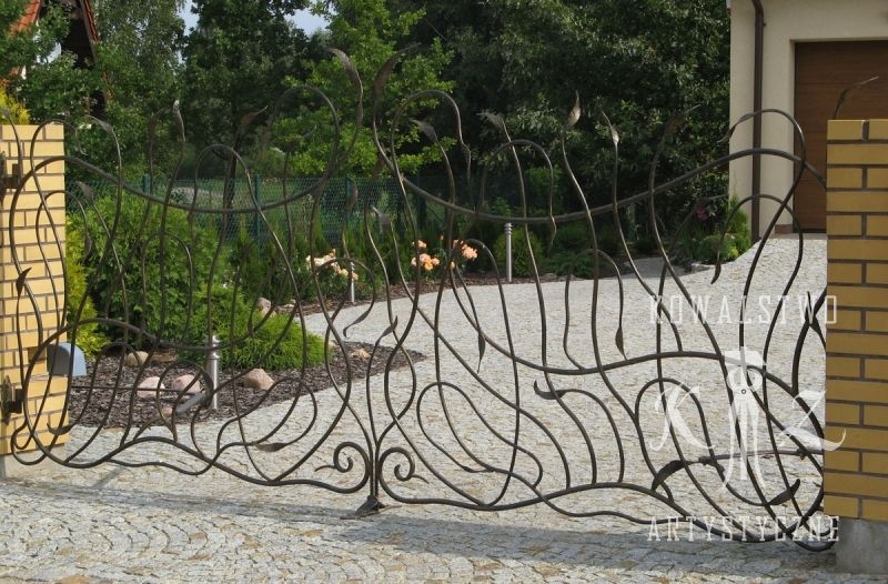 Dekoracyjna metalowa brama wjazdowa z elementami roślinnymi wykonana w powiecie olsztyńskim, brama z metalu, brama wjazdowa