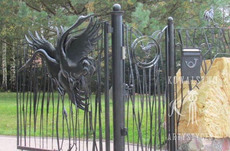 Kuta dwuskrzydłowa brama wjazdowa wykonana w województwie Warmińsko- Mazurskim, żurawie z metalu